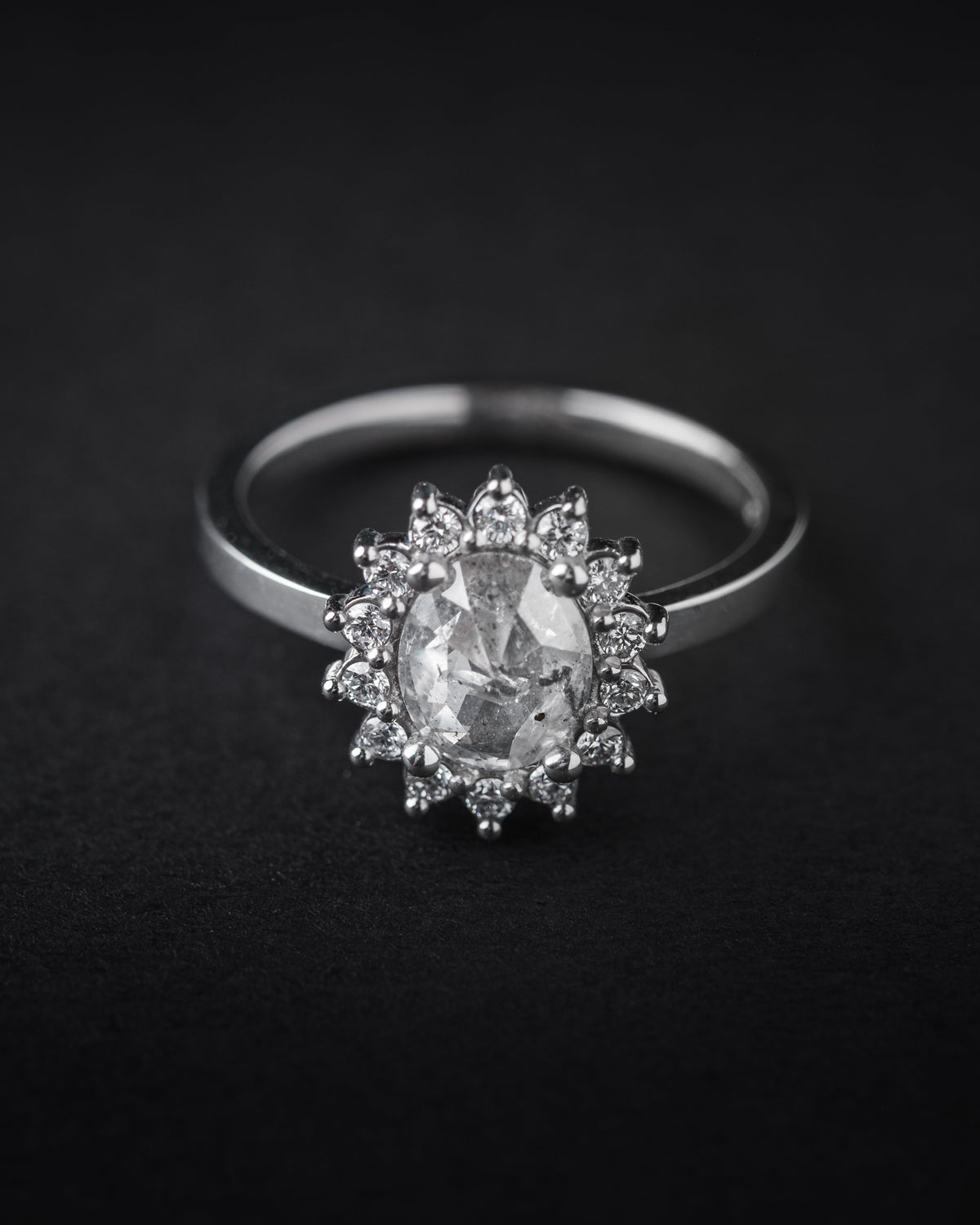 Salt and Pepper Diamanten: Charaktervolle Unikate für Verlobungs- und Eheringe